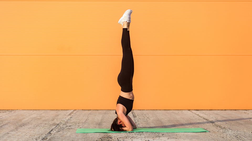 Tập yoga tại nhà tăng vòng 1: Tư thế trồng cây chuối Tập yoga tại nhà tăng vòng 1: Tư thế trồng cây chuối