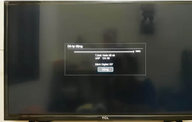 Đợi quá trình dò đài tivi TCL hoàn tất