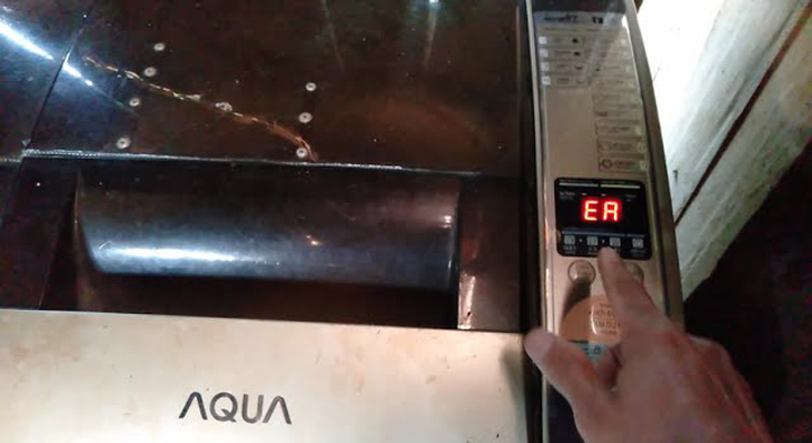 Lỗi EA máy giặt AQUA là lỗi gì?