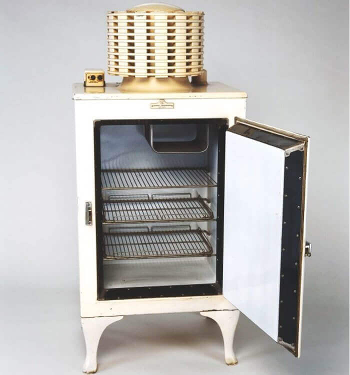 Chiếc tủ lạnh hiện đại nhất năm 1940 với thiết kế ngăn đông ở trên và ngăn lạnh ở dưới