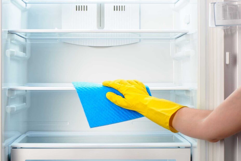 Di chuyển tủ lạnh bị ngập nước tới nơi khô ráo thoáng mát và tiến hành vệ sinh.