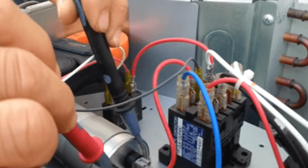 Dây chân lốc điều hòa bị lắp sai gây ra lỗi E5 điều hòa Daikin