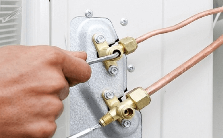 Mở van chặn gas điều hòa để khắc phục lỗi E5 điều hòa Daikin