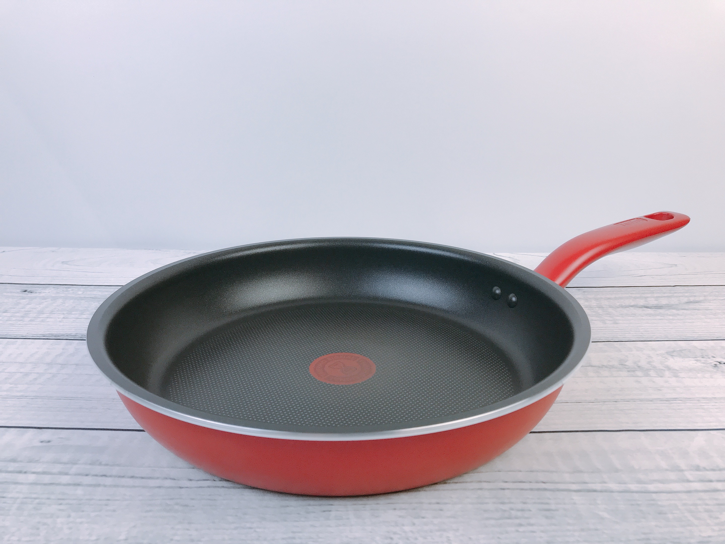 Chảo chống dính thương hiệu Tefal của nước nào sản xuất?