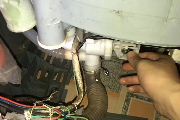 Dấu hiệu máy giặt bị hỏng van xả nước 
