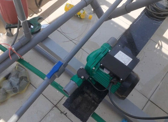 Sử dụng máy bơm trợ lực để tăng áp lực nước