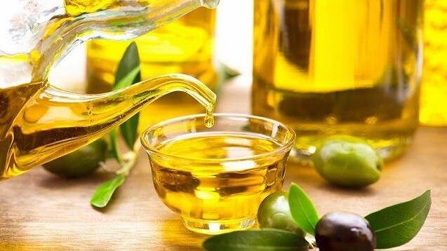 Tẩy vết ố vàng tủ lạnh bằng dầu ô liu Tẩy vết ố vàng tủ lạnh bằng dầu ô liu