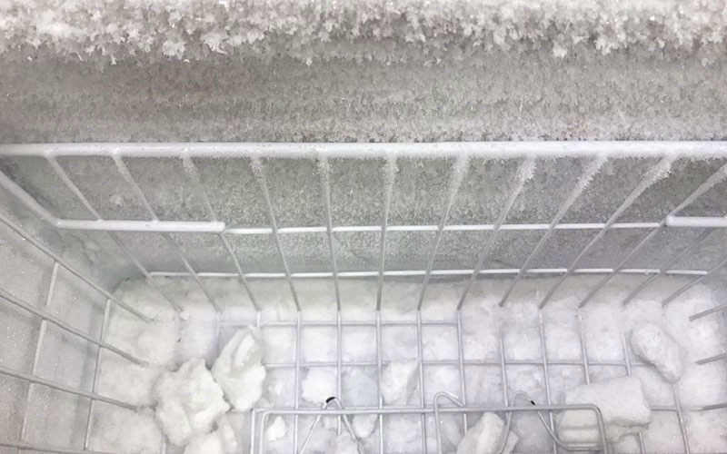 Dọn dẹp thực phẩm bên trong để bảo quản tủ đông khi không sử dụng