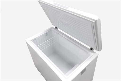 Vệ sinh bên ngoài tủ để bảo quản tủ đông khi không sử dụng
