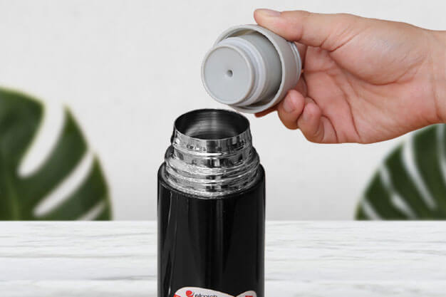 Cần chú ý vặn chặt nắp bình giữ nhiệt khi dùng bình