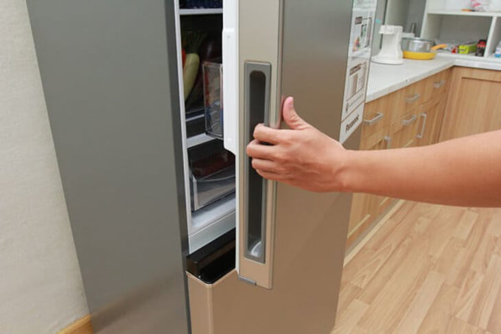 Đóng cửa tủ lạnh với lực không đủ mạnh