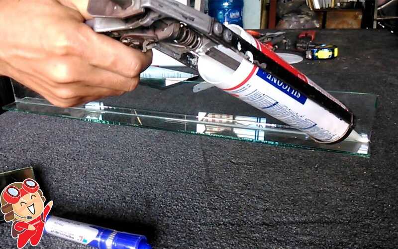 Dùng keo dính để xử lý mặt kính bếp từ bị nứt