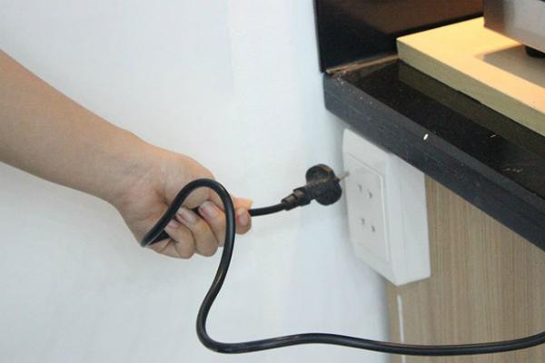 Tắt bếp và ngắt hoàn toàn nguồn điện