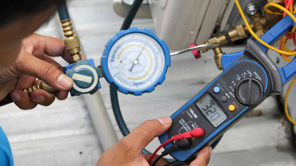 Dùng đồng hồ đo lượng gas còn lại.