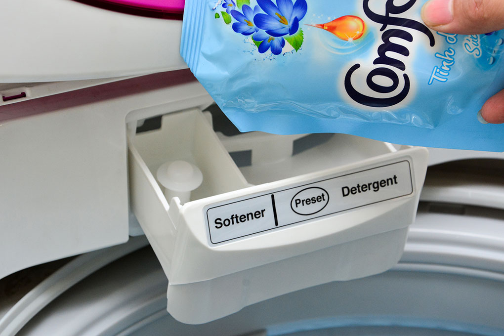 Cách cho nước xả vải vào máy giặt Aqua có ngăn chứa nước xả vải