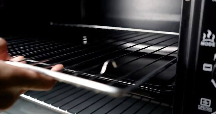Vệ sinh các vết rỉ sét ở khay nướng của lò