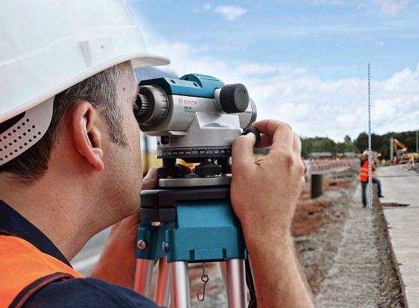 Máy thủy bình đo khoảng cách giữa máy đến mia