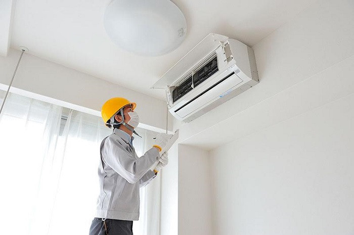 Sử dụng điều hòa tự vệ sinh giúp bạn tiết kiệm chi phí gọi thợ đến vệ sinh máy lạnh