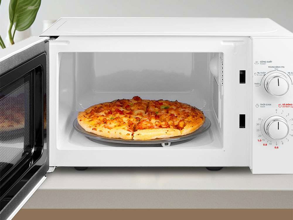 Cách sử dụng lò vi sóng Toshiba cơ để hâm nóng thức ăn