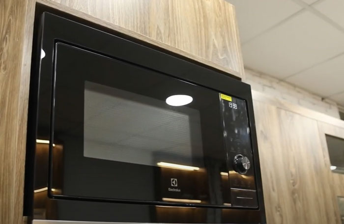 Lò vi sóng Electrolux đa năng, có thể nấu, nướng, rã đông, hâm nóng... thực phẩm