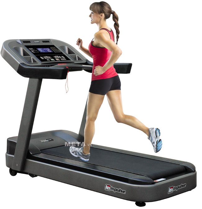 Máy chạy bộ điện cỡ lớn Impulse PT400 có trọng lượng 209kg nên chạy rất đầm máy, ít tiếng ồn.