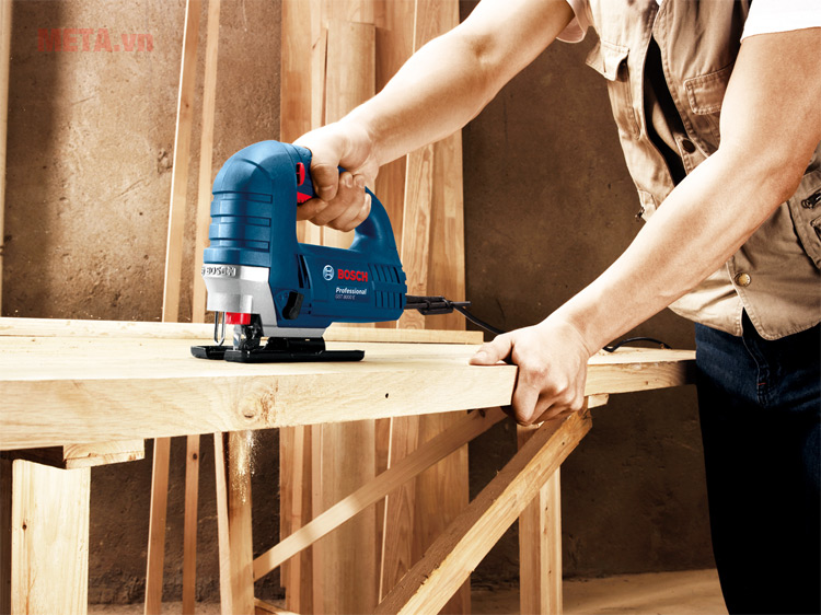Máy cưa lọng Bosch có thiết kế đặc trưng dễ nhận biết, chắc chắn, công suất mạnh mẽ, ổn định.