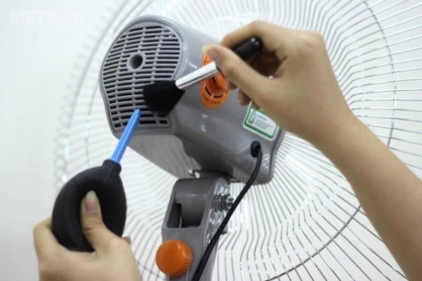 Nên thường xuyên tra dầu bôi trơn cho động cơ quạt.
