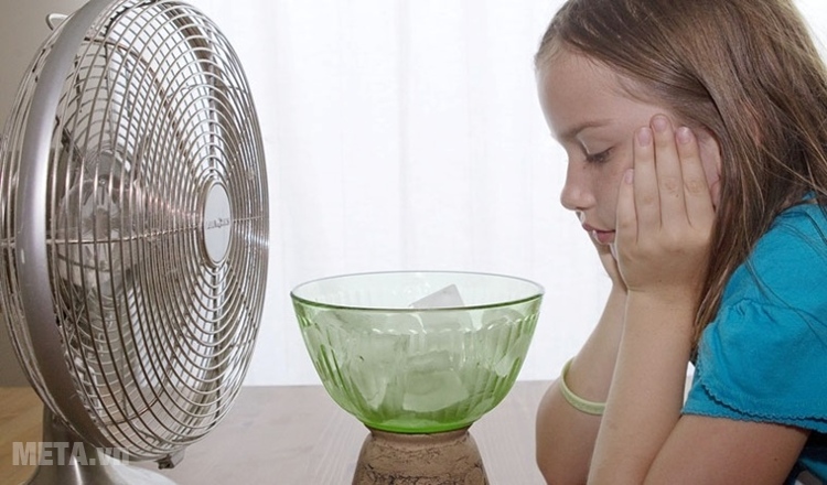Đặt tô nước đá lạnh trước quạt là một mẹo làm quạt mát hơn
