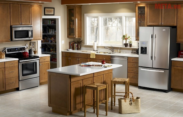 Để một khoảng trống thích hợp giữa tủ lạnh và các vật xung quanh.