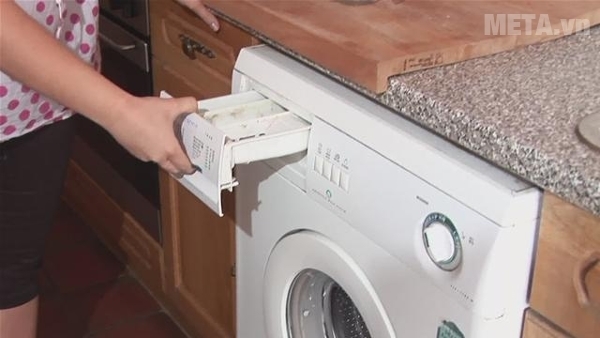 Nên vệ sinh cả các hộc chứa xà phòng, nước xả để ngừa mùi hôi của máy giặt