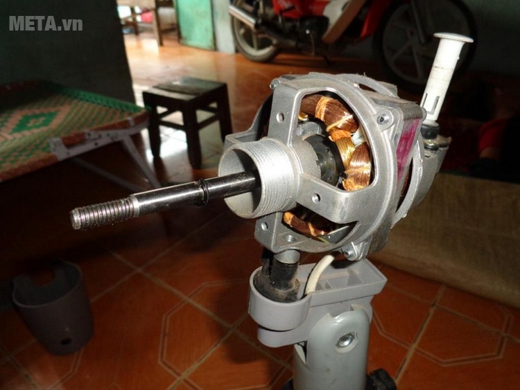 Nhỏ vài giọt dầu vào cổ trục để giảm ma sát, tăng tốc độ quay.