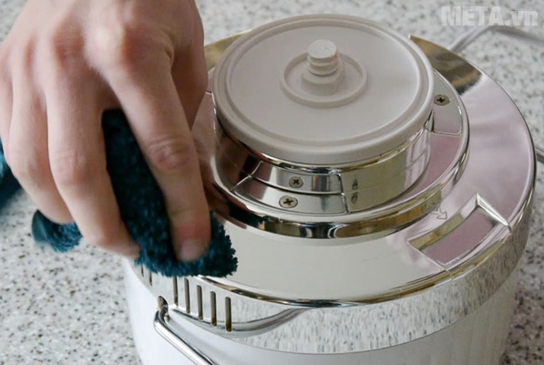 Để các bộ phận trên khăn khô cho ráo hết nước