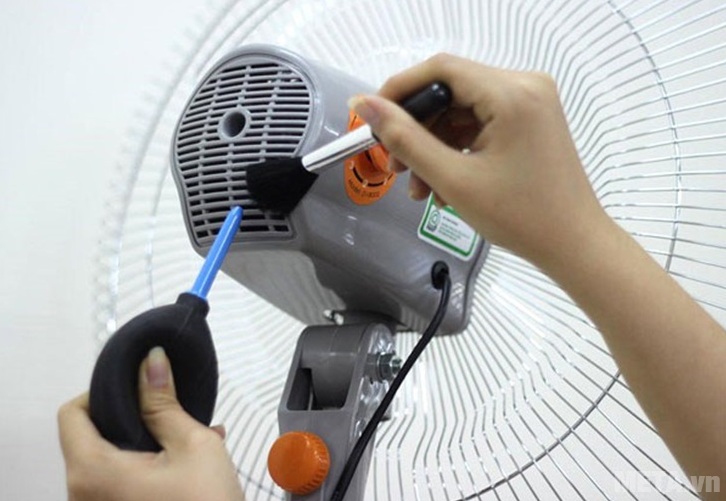 Vệ sinh ngoài hộp động cơ, các bộ phận khác để quạt làm mát hiệu quả  