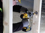 Đánh giá máy khoan vặn vít dùng pin DeWalt DCD735L2 