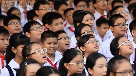 Sử dụng loại bóng đèn không đủ ánh sáng sẽ làm trẻ bị cận thị.