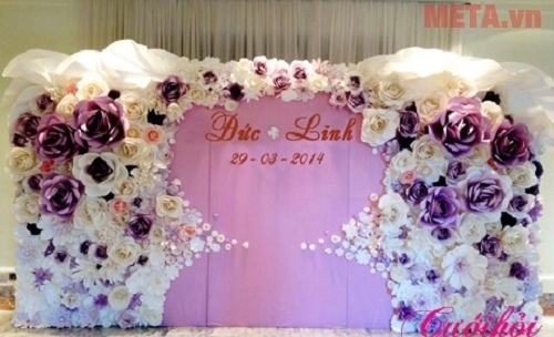 Bạn có thể sắp xếp hoa backdrop để tạo thành 2 hình tròn ở giữa như này.