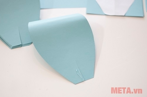 Bạn cho keo nến vào bên mép cánh hoa