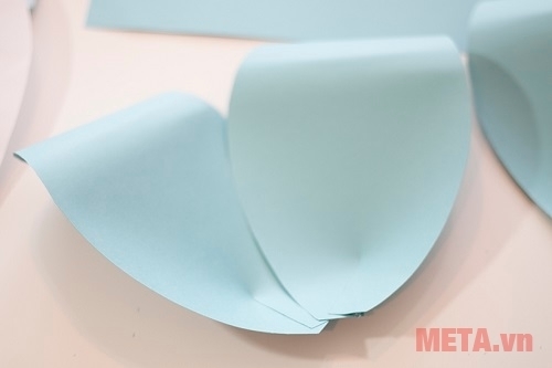 Bạn dán các cánh hoa vào nhau