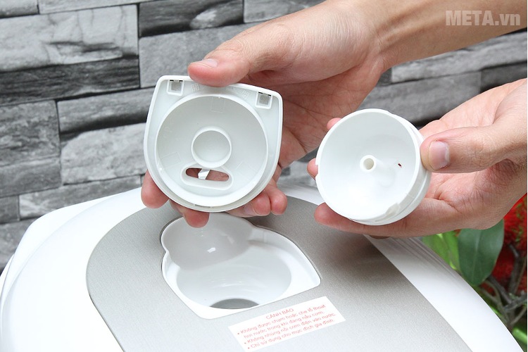 Bạn nên vệ sinh van thoát hơi nước thường xuyên để cơm không bị thiu