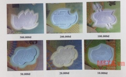 Tiền thật ở cửa số lớn sẽ có mệnh giá dập nổi tinh xảo.
