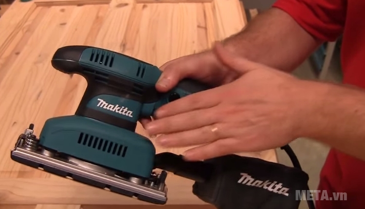 Máy chà nhám rung Makita BO3710 sử dụng vô cùng dễ dàng