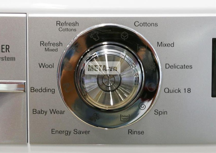 Bảng điều khiển trên máy giặt Electrolux là sự kết hợp giữa nút bấm, nút dạng xoay và bảng thông số với cách sử dụng rất đơn giản