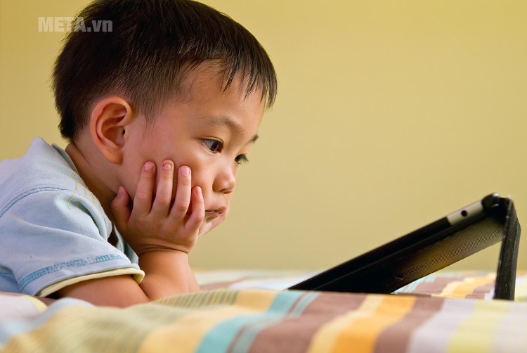 Nguy cơ khi cho trẻ chơi điện thoại di động từ nhỏ.