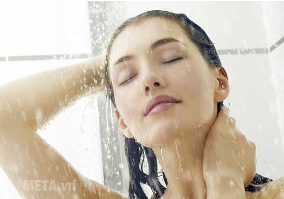 Tắm vào mùa đông đem lại độ ẩm cho da.