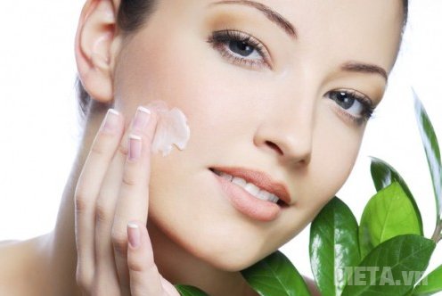 Thoa kem dưỡng ẩm để giữ cho làn da luôn căng tràn đầy sức sống.