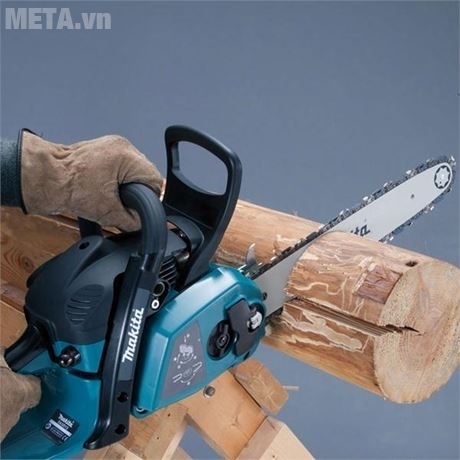 Máy cưa xích chạy xăng Makita EA3201S40B có bề dày mắt xích 0.043" giúp cắt gỗ cực nhanh 
