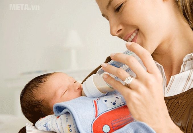 Máy hâm sữa giúp mẹ chăm sóc bé tốt hơn 