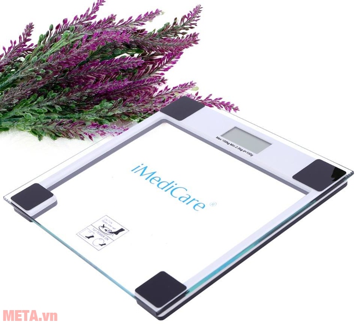 Cân điện tử iMediCare IB 303/310 có mặt kính trong suốt, in logo hãng trên bề mặt cân.
