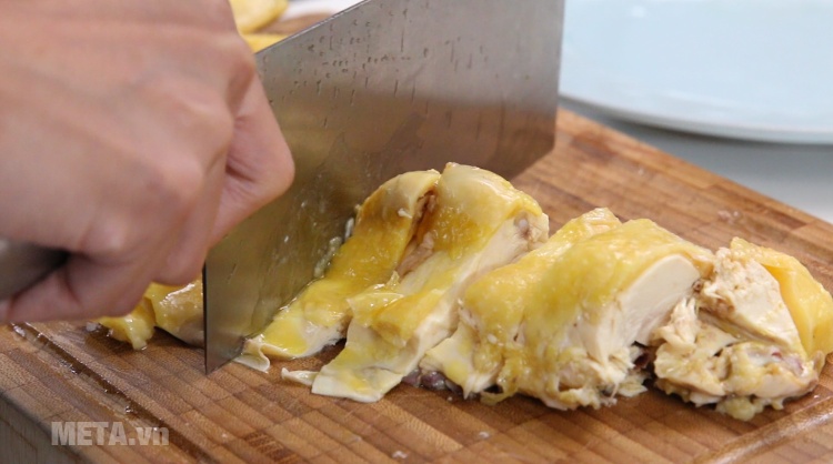 Một chiếc dao sắc sẽ giúp bạn cắt, thái chặt miếng thịt đều đặn và ngon miệng hơn