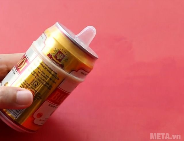 Bao cao su có độ ca giãn cao, đút vừa lon nước giải khát 